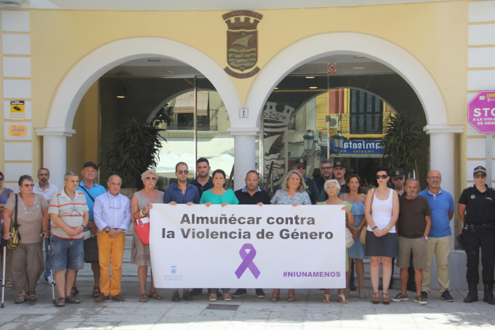 Cinco minutos de silencio en Almuñécar por las ocho víctimas de violencia de género asesinadas este mes